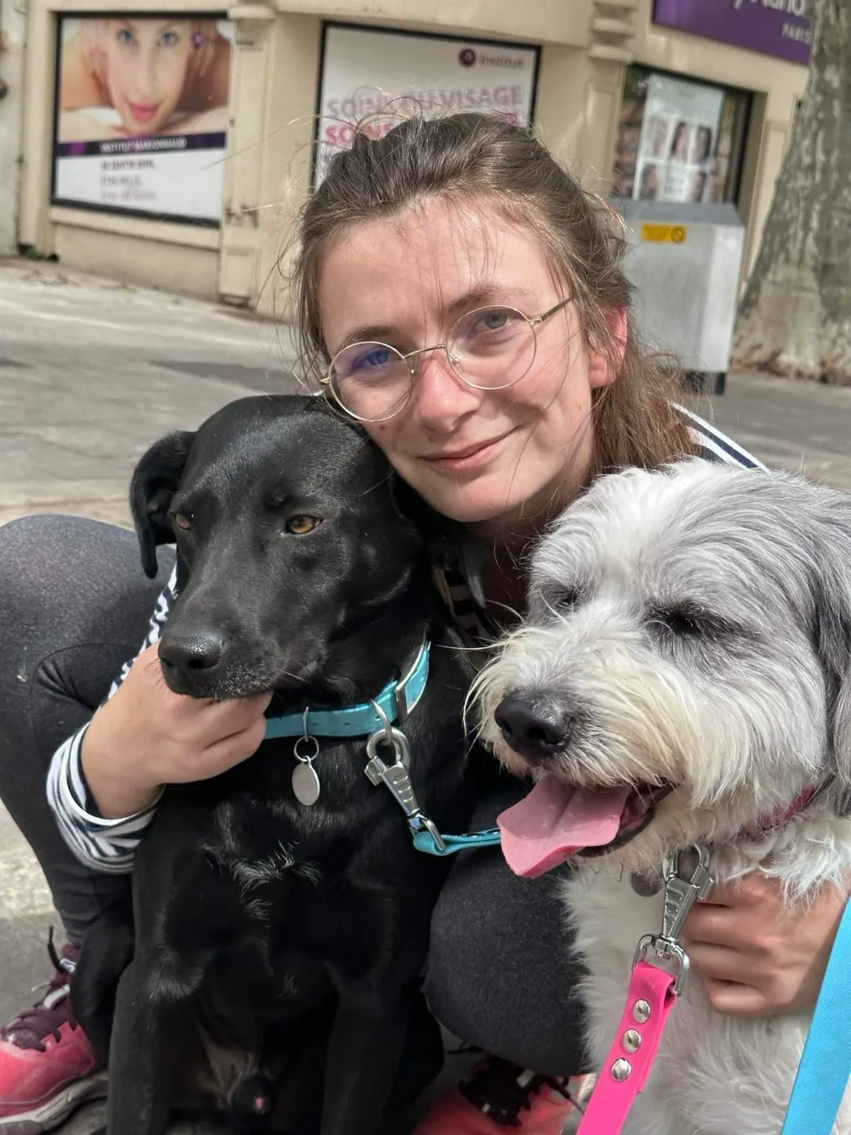 Tata prenant soin d'un chien à Marseille 8ème